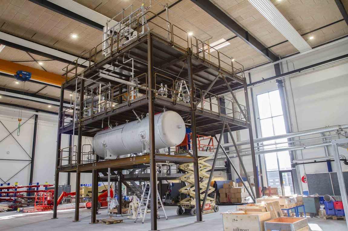 Tårn til procesanlæg samlet inde på en fabrik
