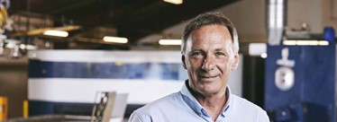 Tommy invents a very special wooden frame for transporting BSB Industry-flanges