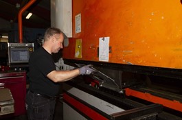 Jens Thomsen bends constructions in stainless steel