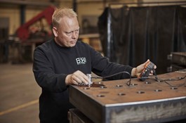 Jesper Brølling uses advanced measuring equipment to check flanges