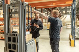 Rafael Kropp Wojtczak helps employees on the right path at the new logistics center