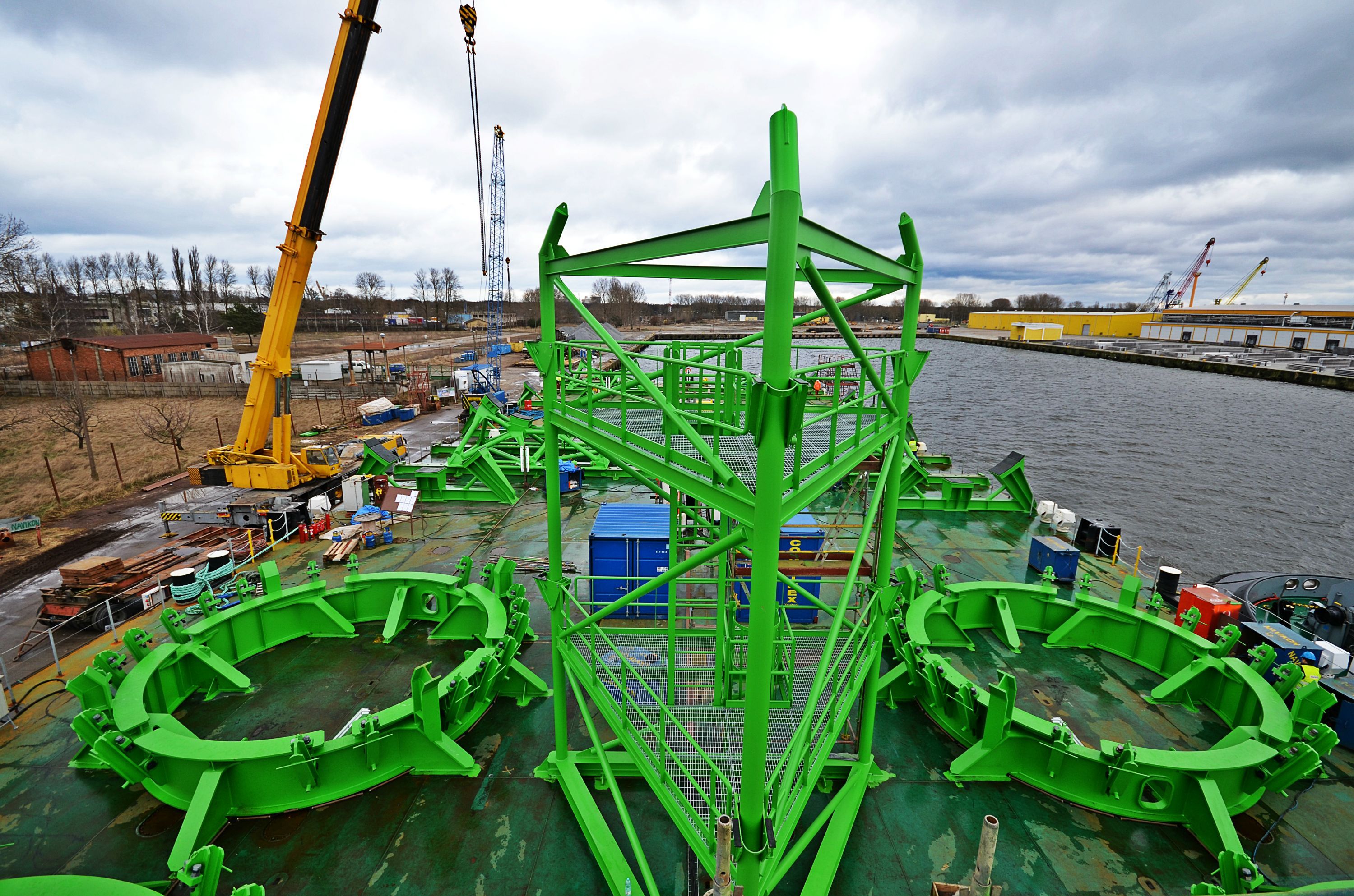 Large offshore construction